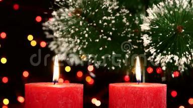 上面有两支<strong>红色</strong>蜡烛和圣诞装饰